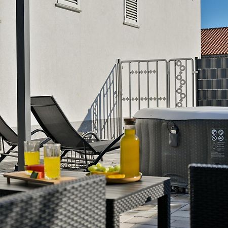 Apartment with 3 bedrooms&jacuzzi on rooftop Trogir Buitenkant foto