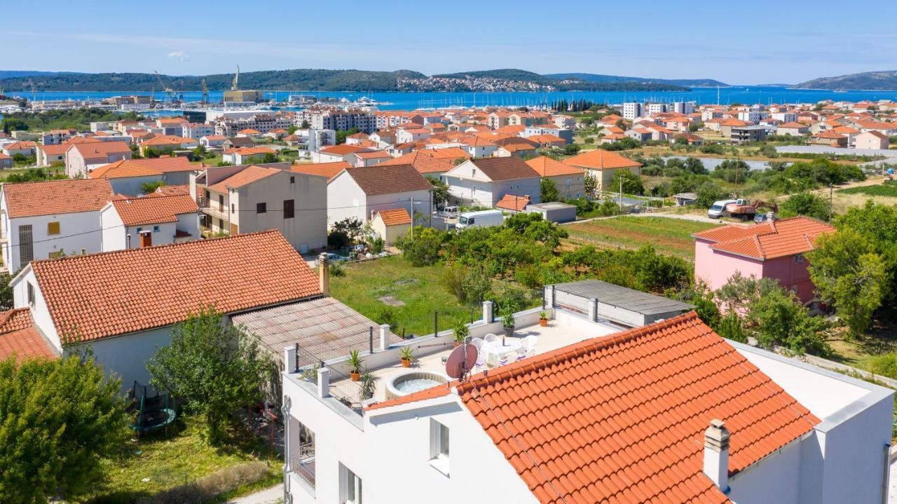 Apartment with 3 bedrooms&jacuzzi on rooftop Trogir Buitenkant foto