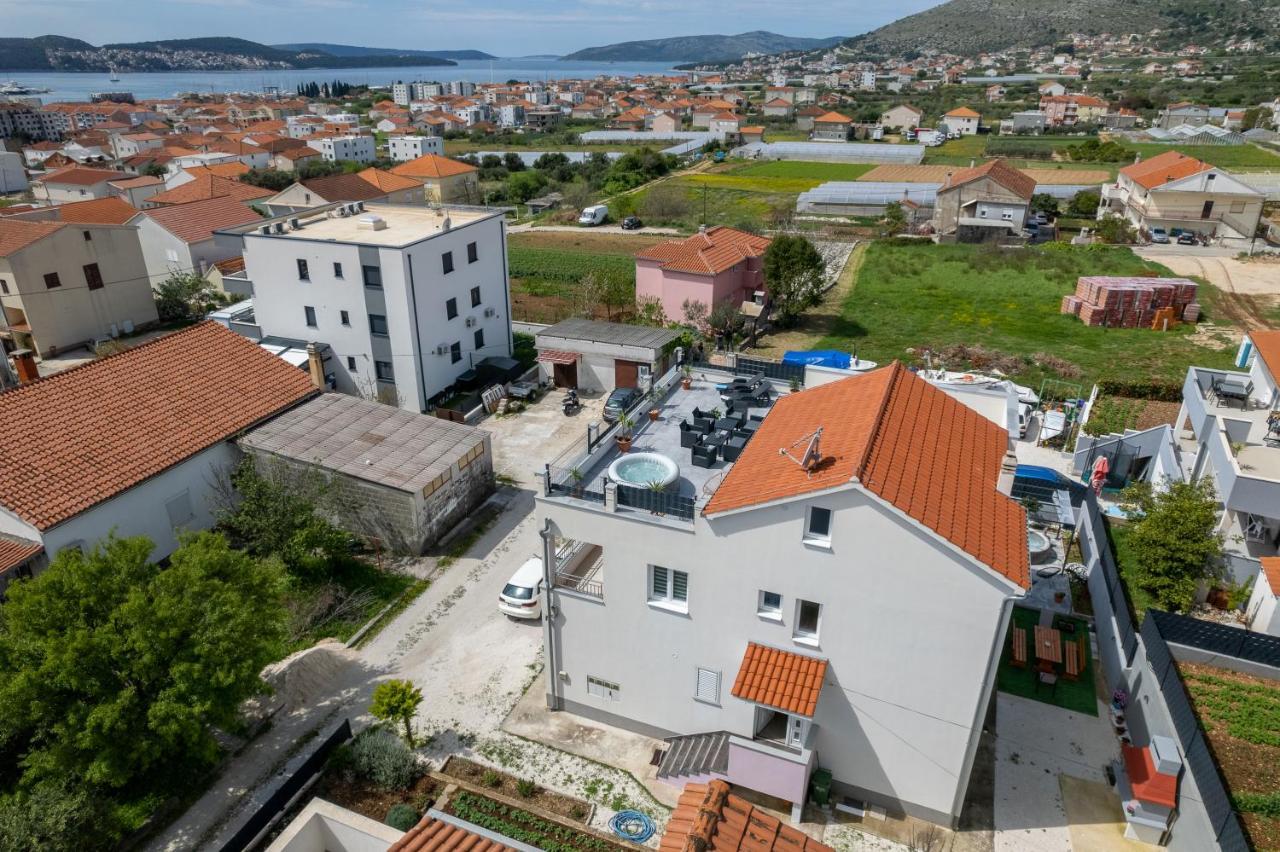 Apartment with 3 bedrooms&jacuzzi on rooftop Trogir Buitenkant foto