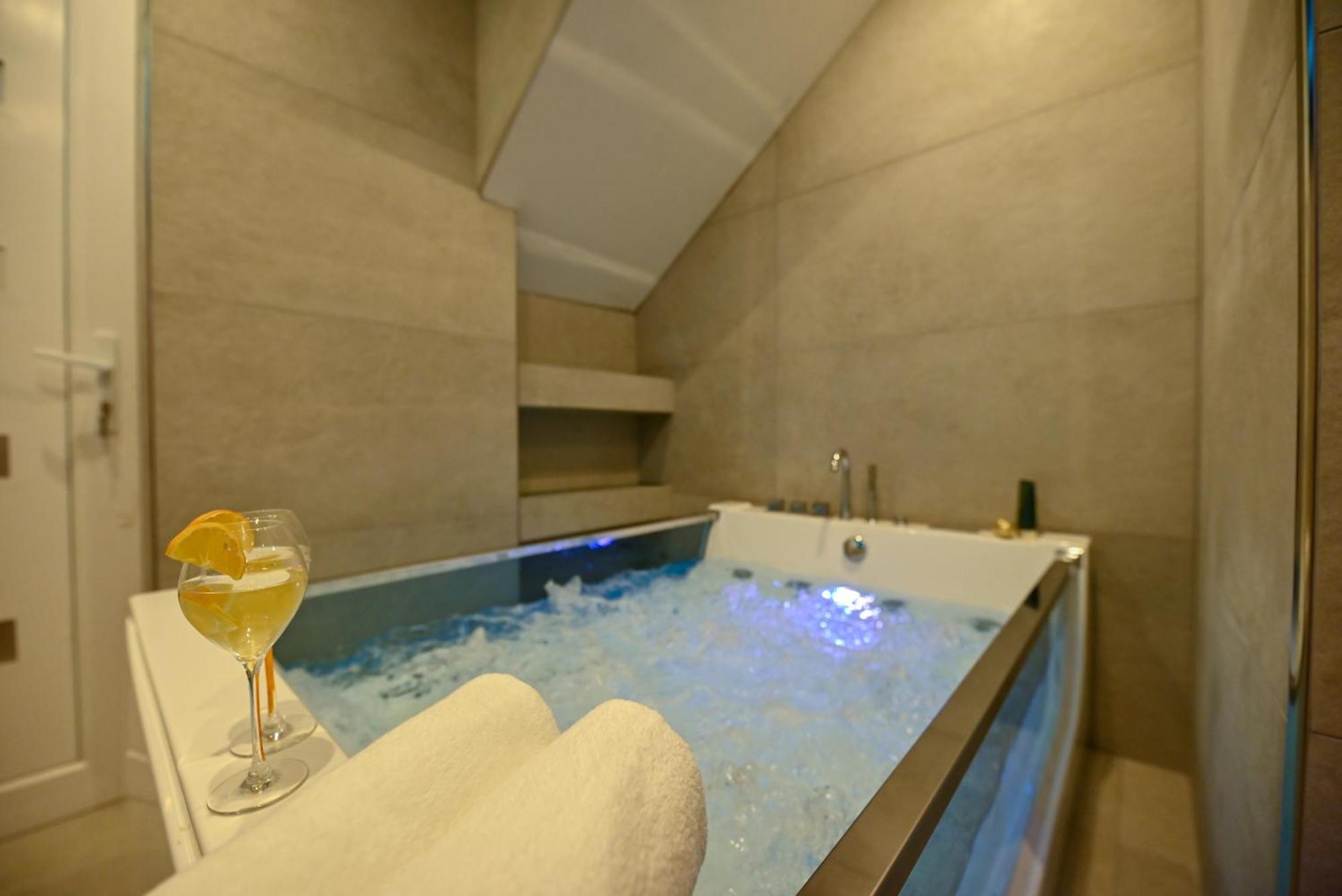 Apartment with 3 bedrooms&jacuzzi on rooftop Trogir Buitenkant foto