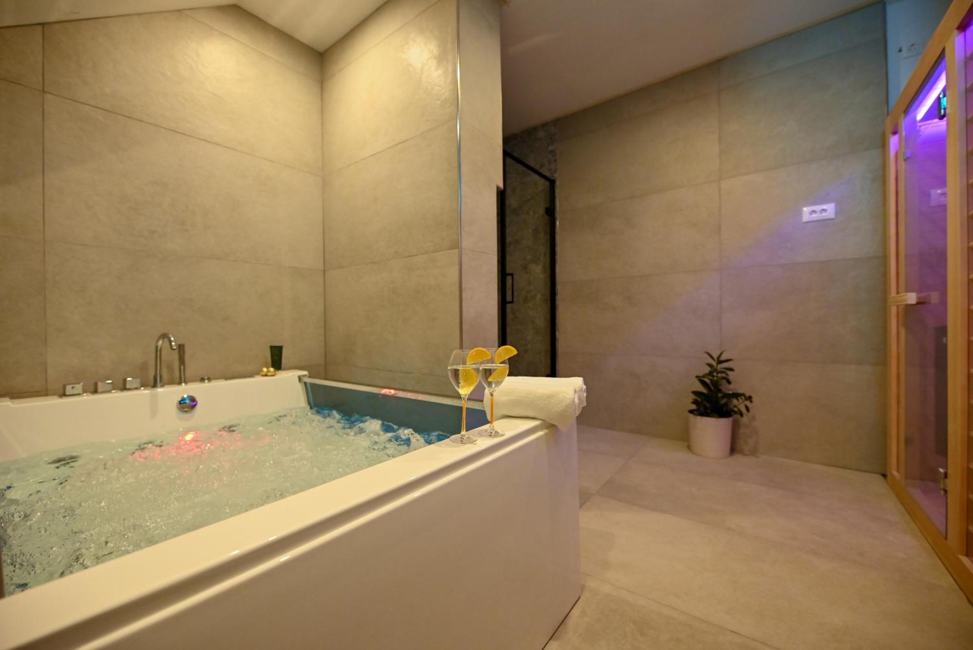 Apartment with 3 bedrooms&jacuzzi on rooftop Trogir Buitenkant foto