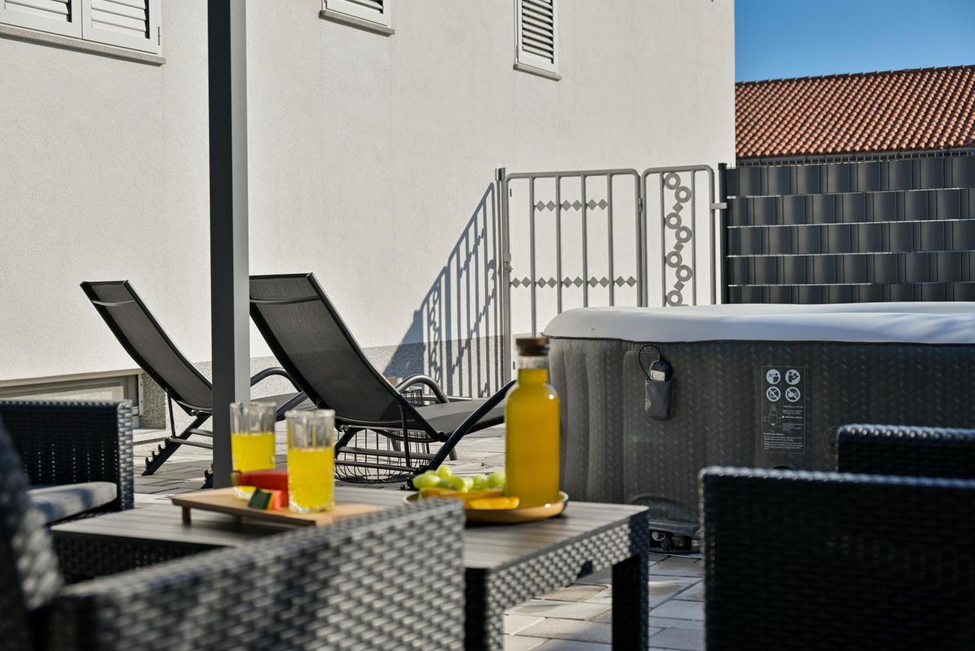 Apartment with 3 bedrooms&jacuzzi on rooftop Trogir Buitenkant foto