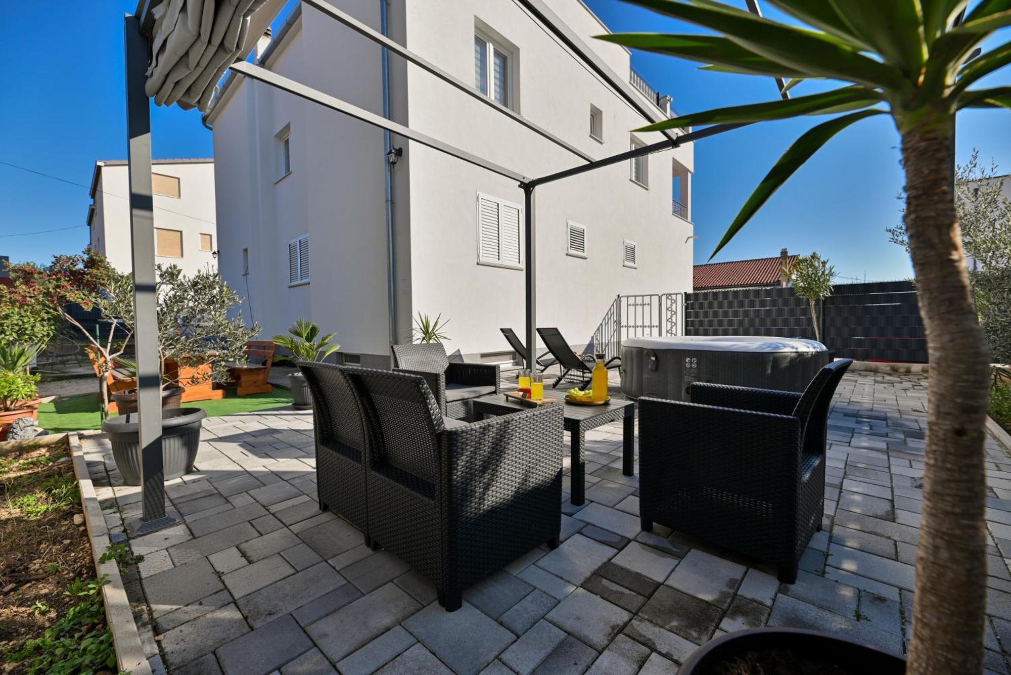 Apartment with 3 bedrooms&jacuzzi on rooftop Trogir Buitenkant foto