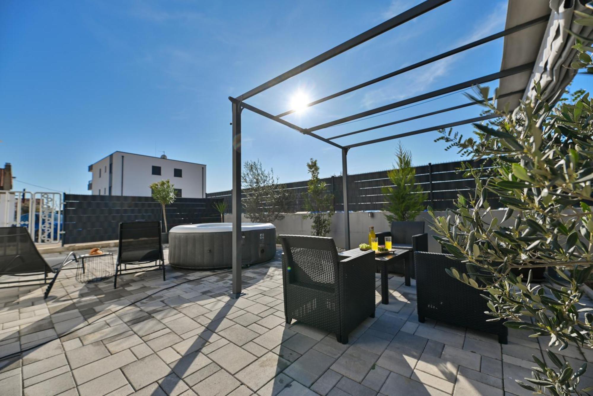 Apartment with 3 bedrooms&jacuzzi on rooftop Trogir Buitenkant foto