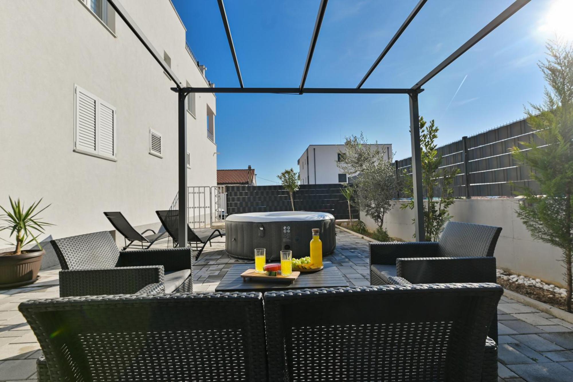 Apartment with 3 bedrooms&jacuzzi on rooftop Trogir Buitenkant foto