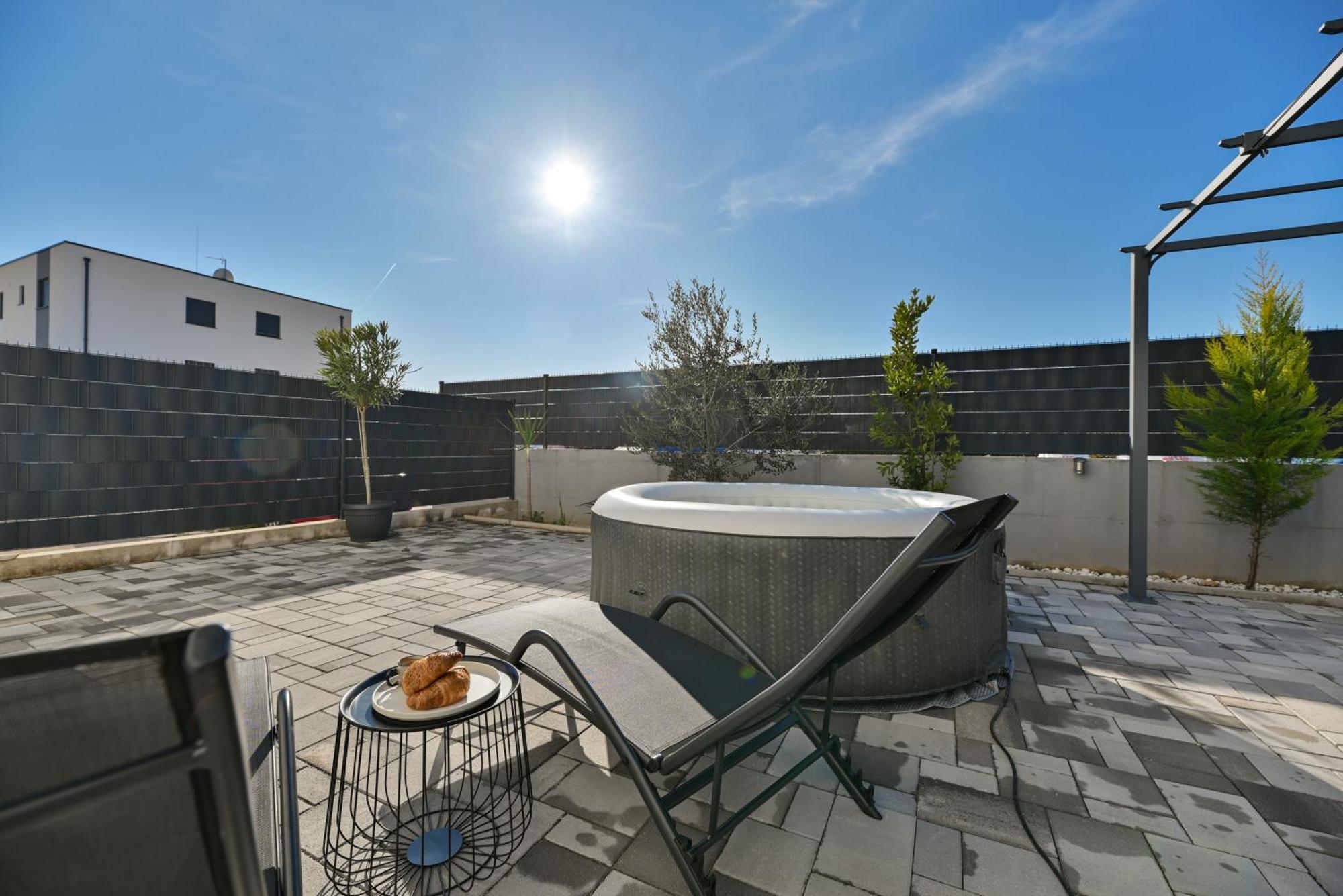 Apartment with 3 bedrooms&jacuzzi on rooftop Trogir Buitenkant foto