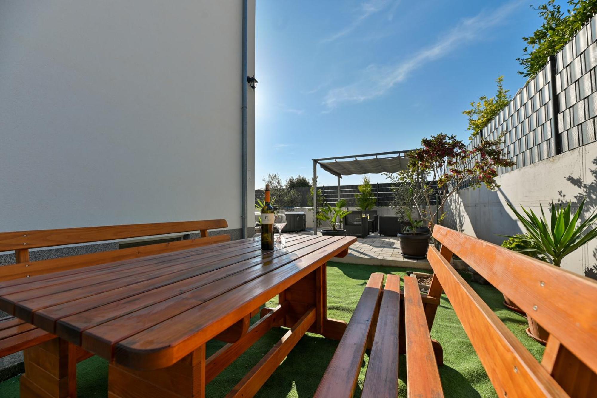 Apartment with 3 bedrooms&jacuzzi on rooftop Trogir Buitenkant foto