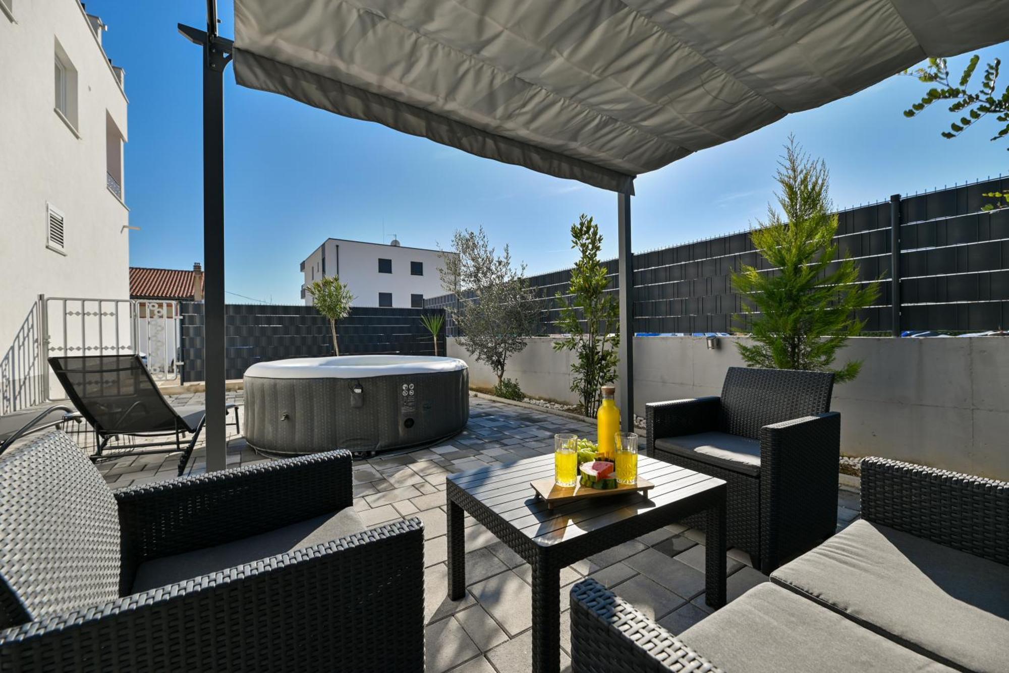 Apartment with 3 bedrooms&jacuzzi on rooftop Trogir Buitenkant foto