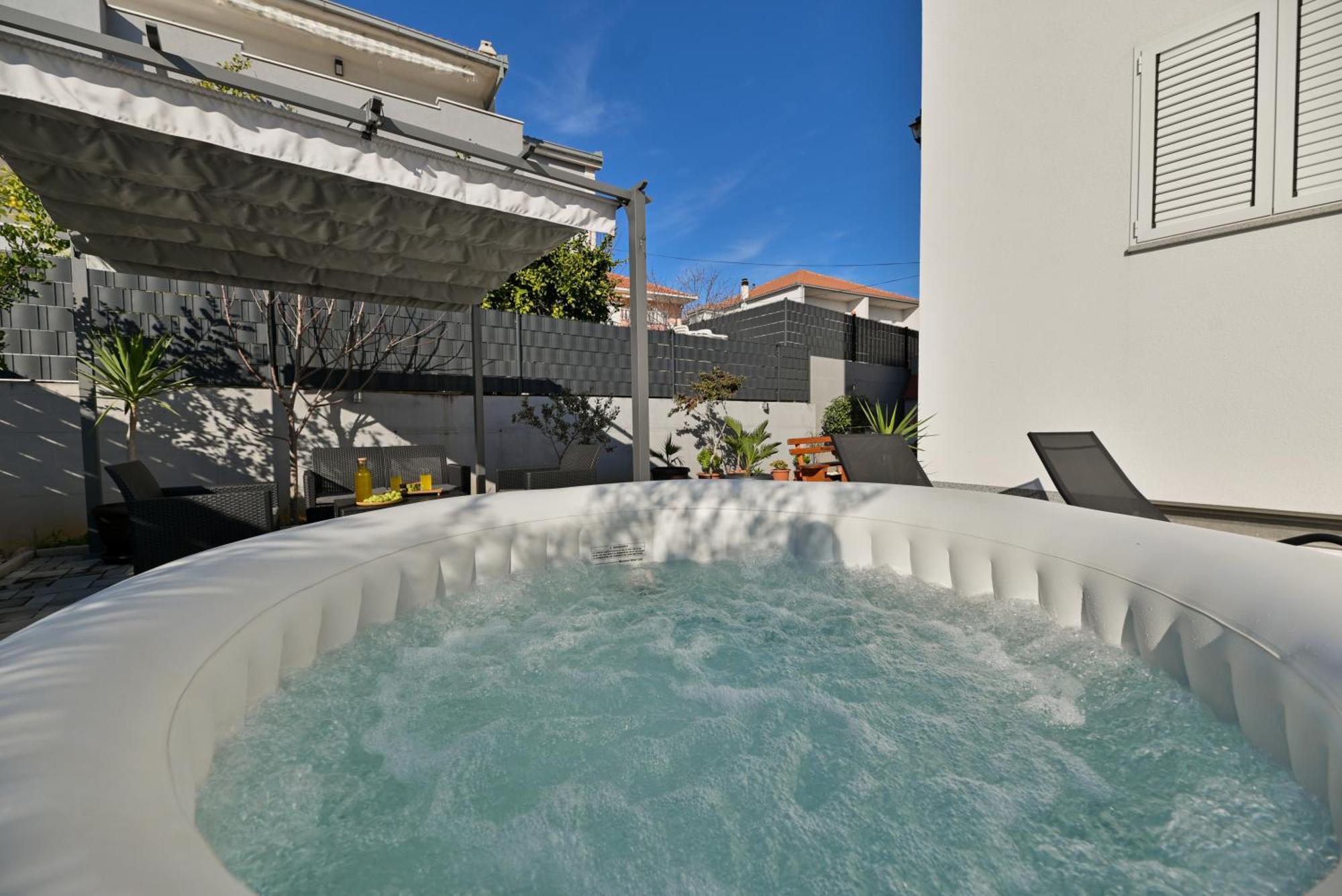 Apartment with 3 bedrooms&jacuzzi on rooftop Trogir Buitenkant foto