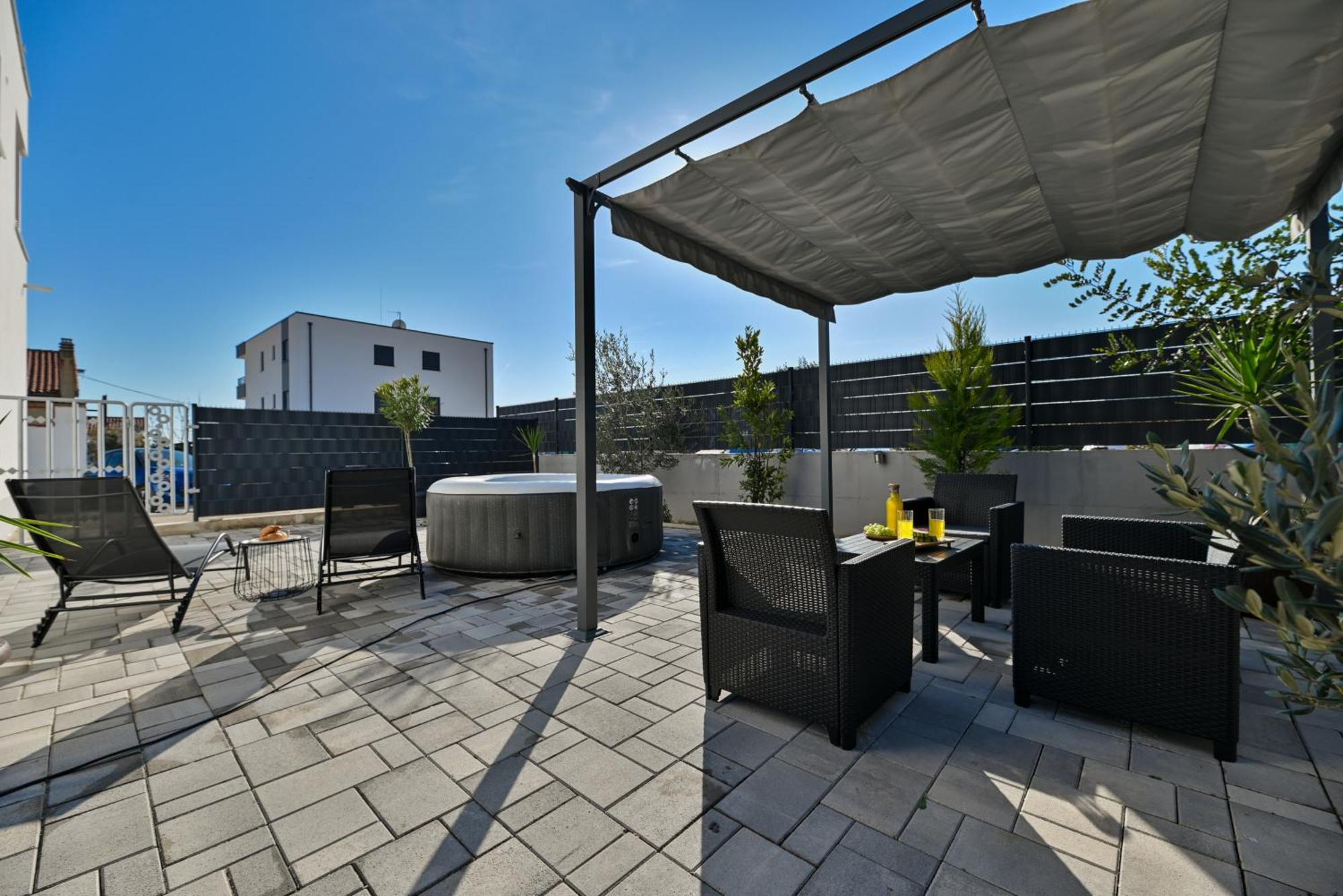 Apartment with 3 bedrooms&jacuzzi on rooftop Trogir Buitenkant foto
