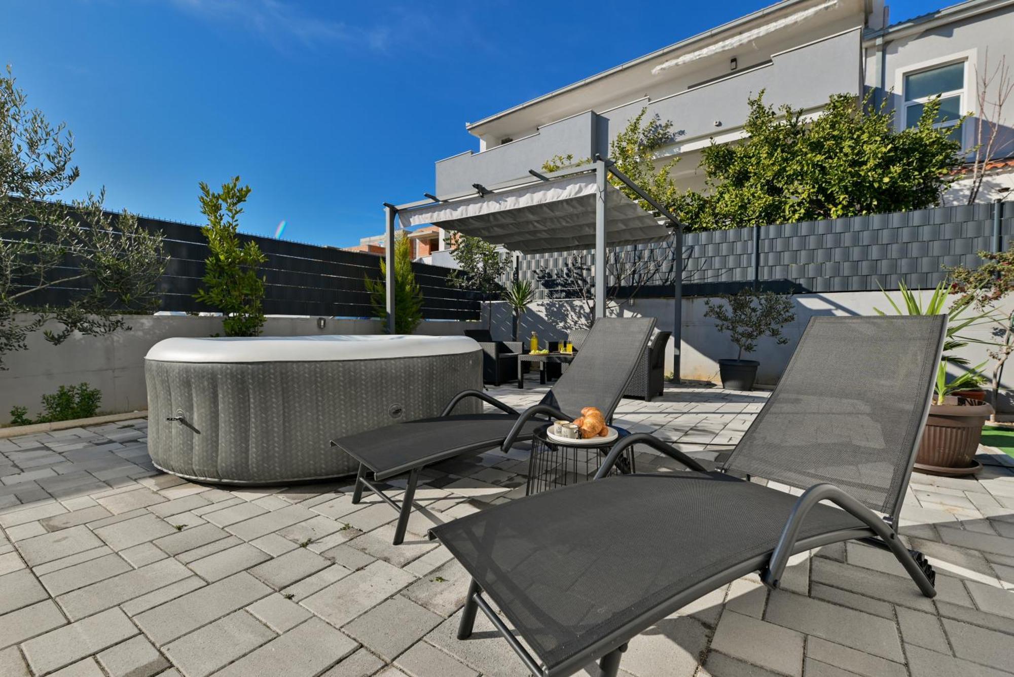 Apartment with 3 bedrooms&jacuzzi on rooftop Trogir Buitenkant foto