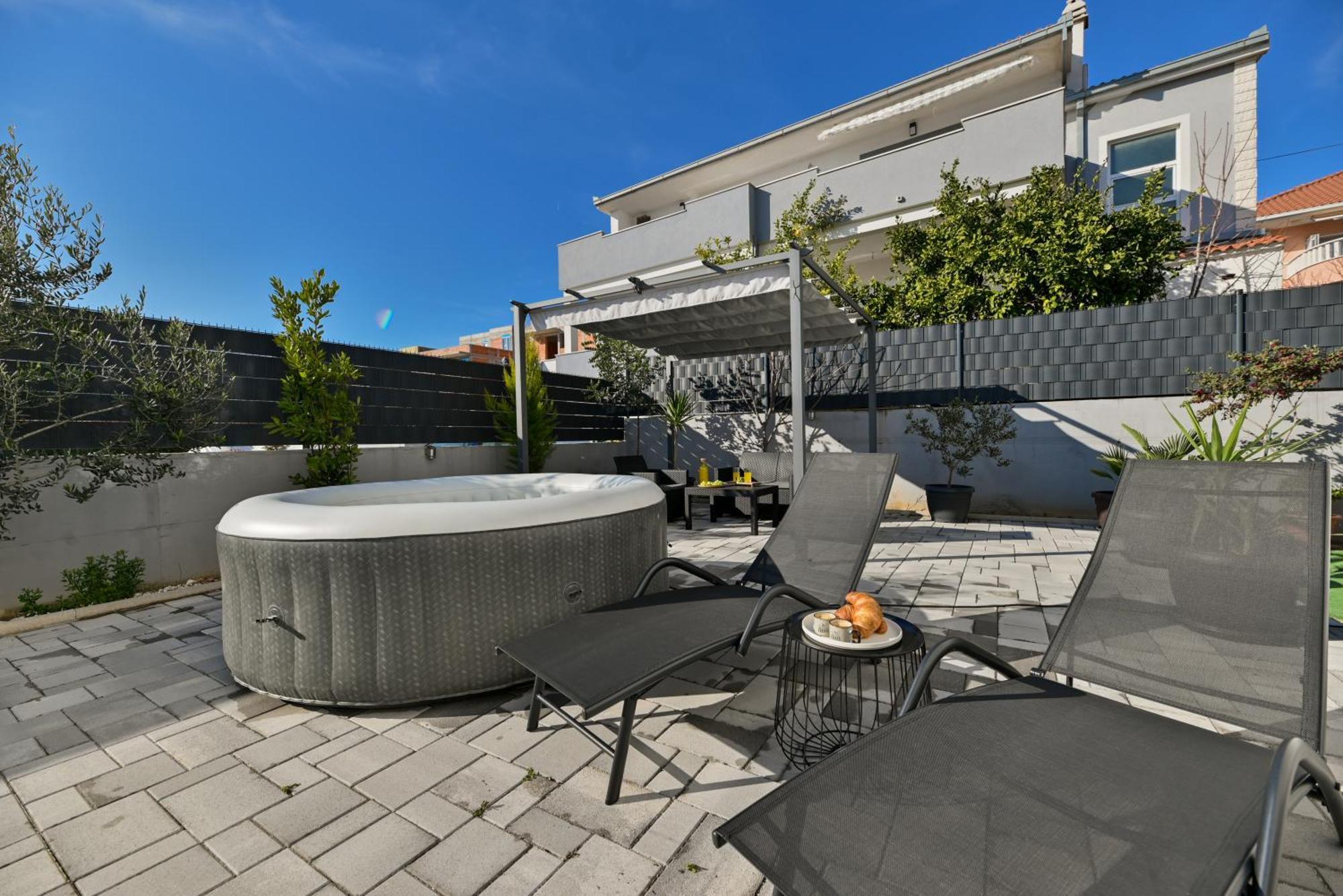 Apartment with 3 bedrooms&jacuzzi on rooftop Trogir Buitenkant foto