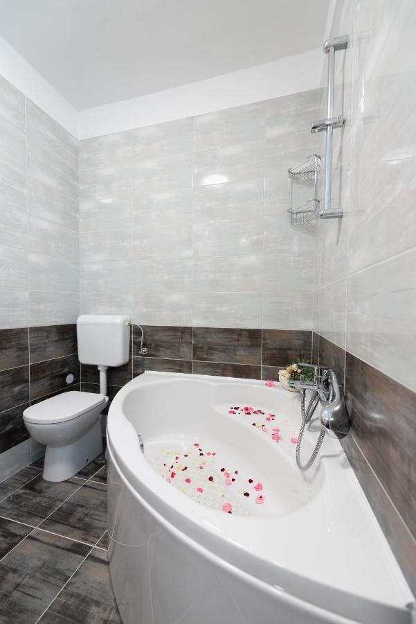 Apartment with 3 bedrooms&jacuzzi on rooftop Trogir Buitenkant foto