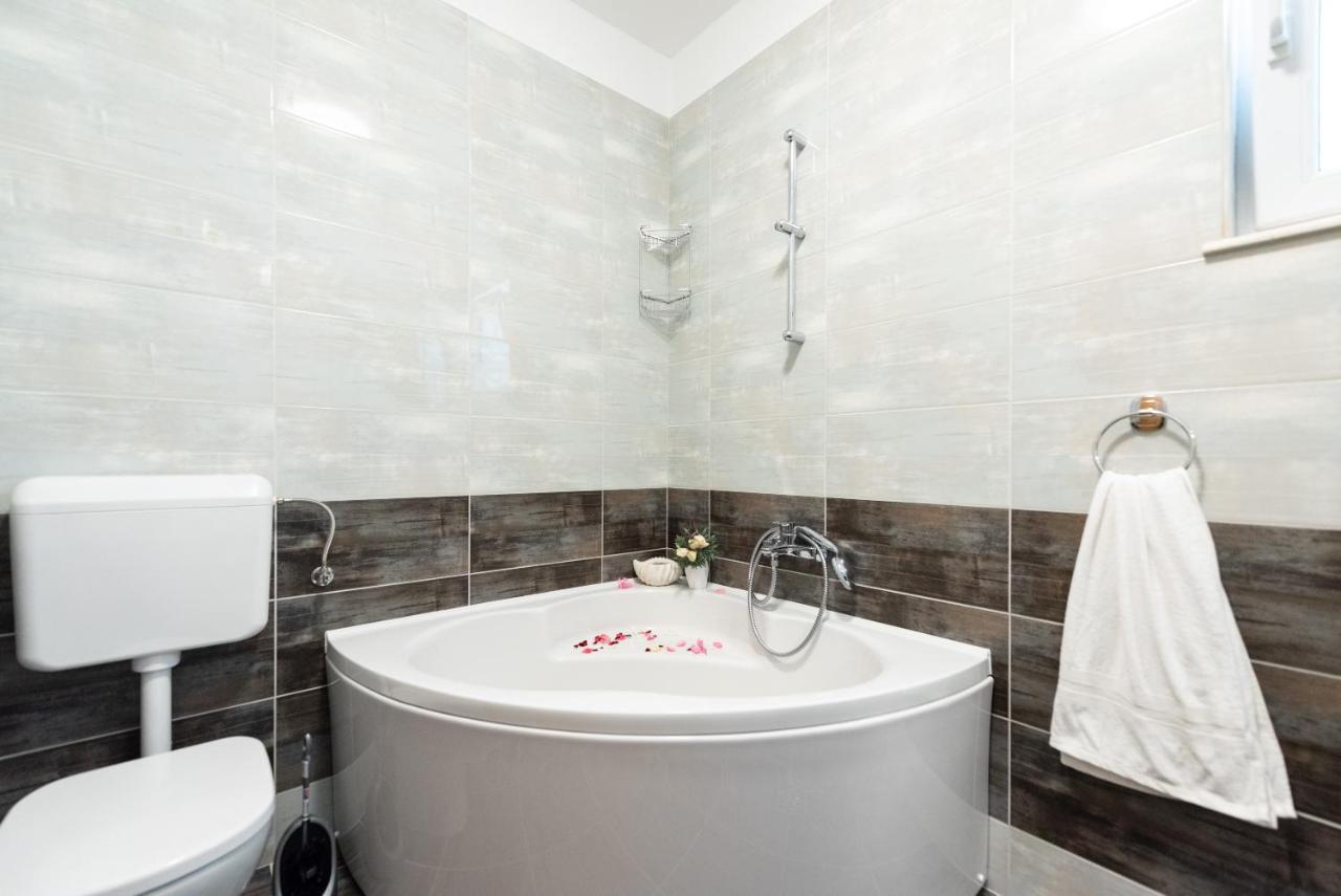 Apartment with 3 bedrooms&jacuzzi on rooftop Trogir Buitenkant foto