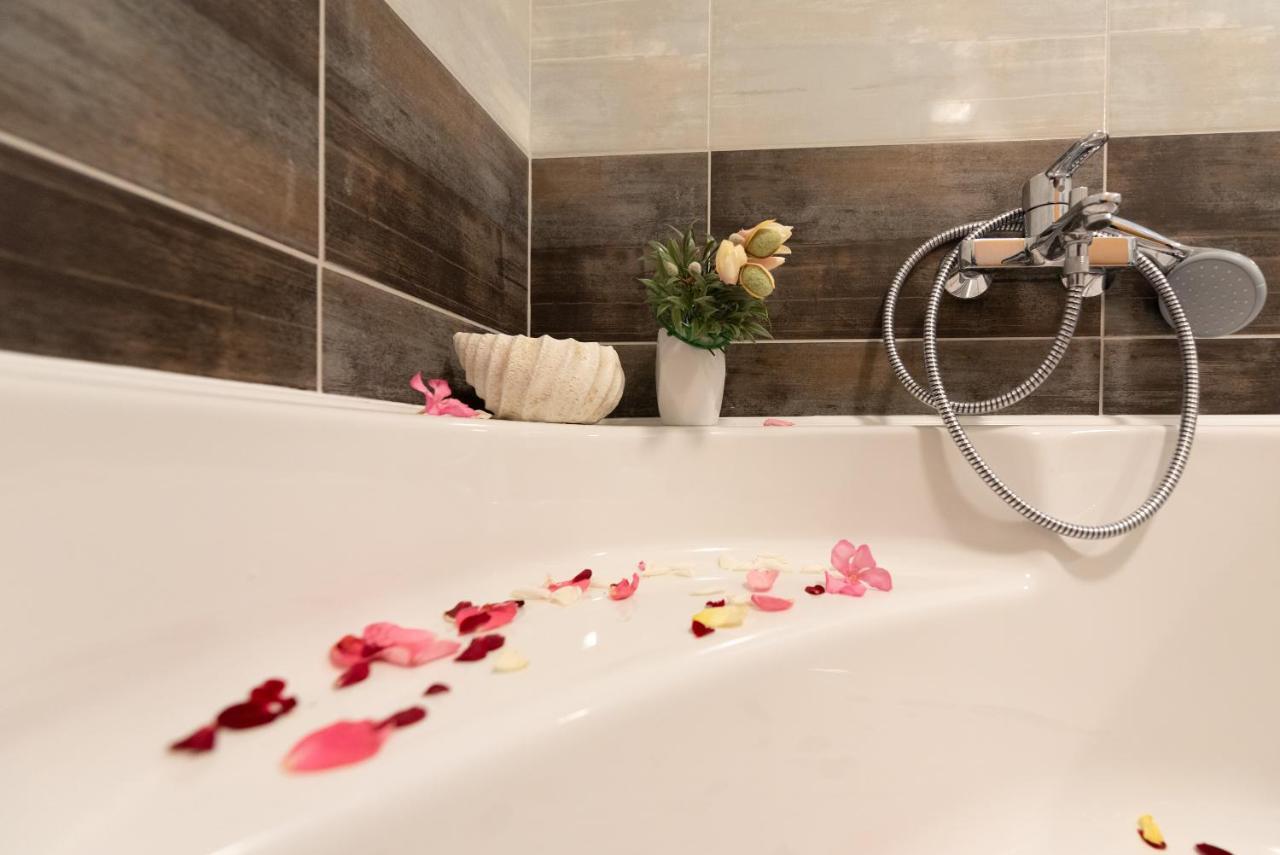 Apartment with 3 bedrooms&jacuzzi on rooftop Trogir Buitenkant foto